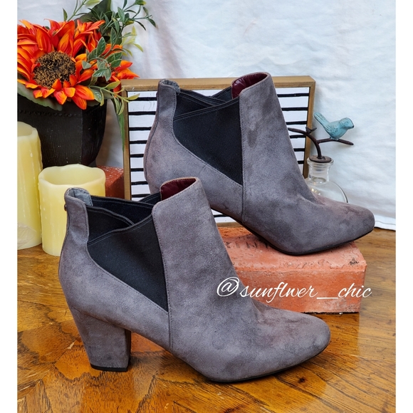 🆕️BCBCBGeneration Women’s Suede Dolan Booties - Picture 10 of 13